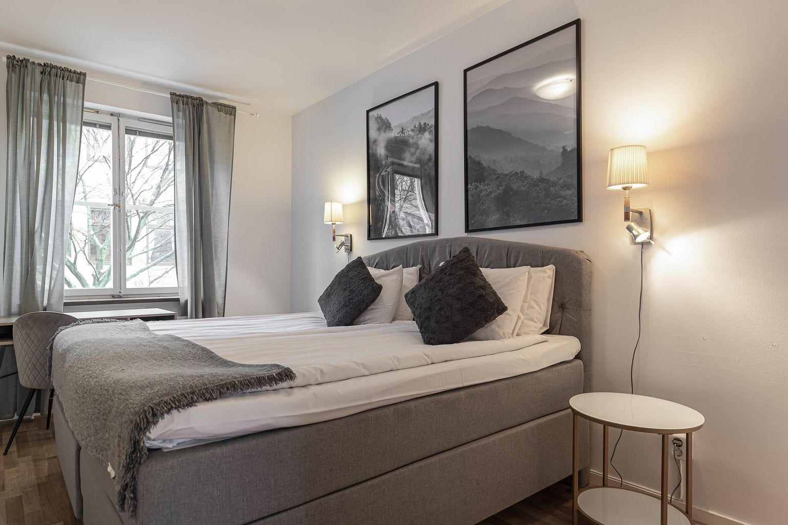 Familjerum på Hotel Arkad i Västerås med bekväma sängar, fönster och modern inredning.