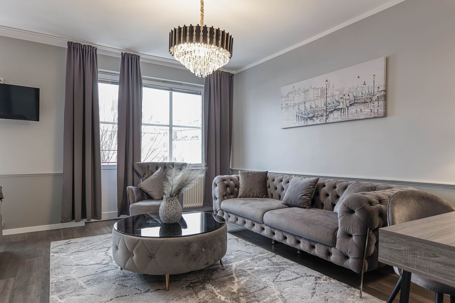 Rymlig Juniorsvit Deluxe på Hotel Arkad i Västerås med sittgrupp, stora fönster och elegant inredning.