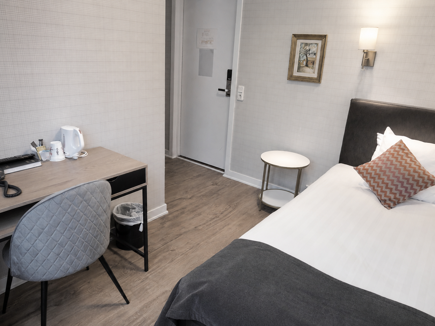 Economy single room at Hotel Arkad in Västerås with a single bed, desk and modern interior.